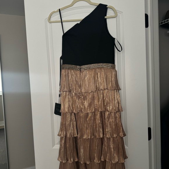 NWT Ieena For Mac Duggal One Shoulder Tiered Ruffle Gown Women’s Black Gold 8 - Picture 3 of 7